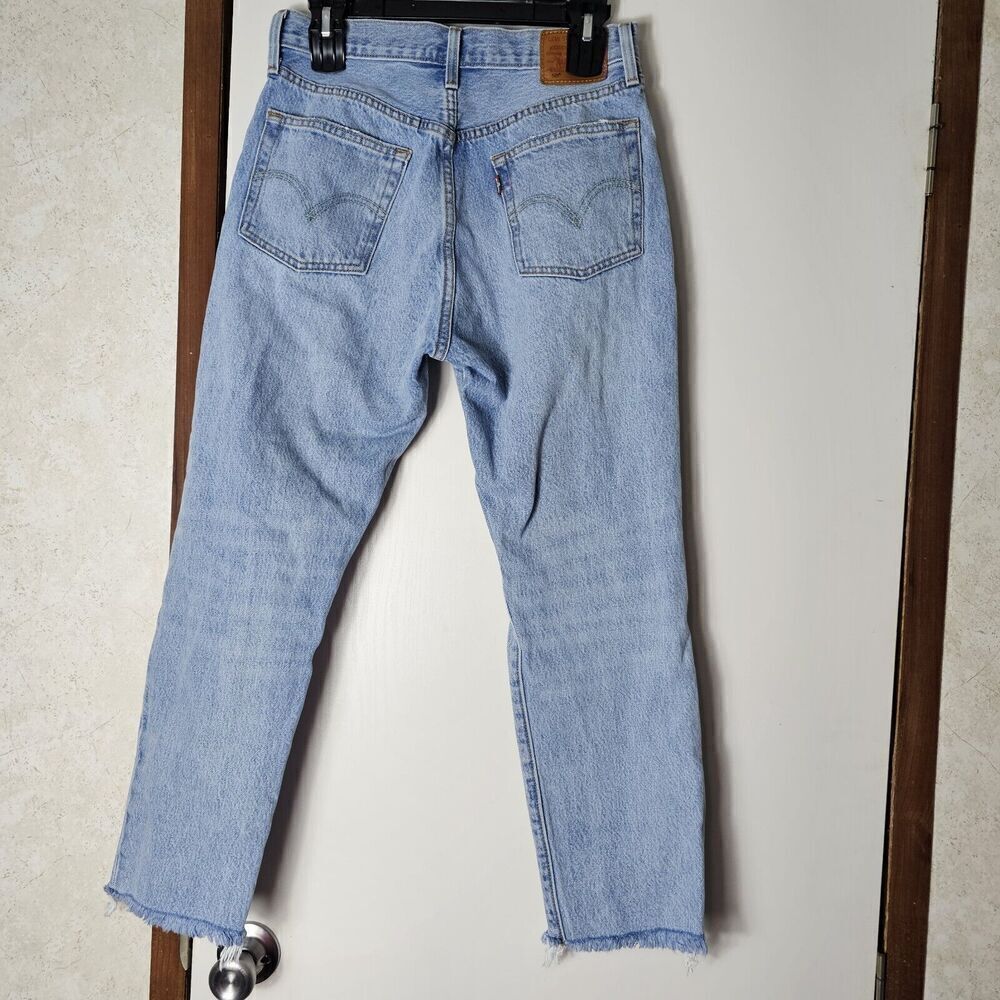 Levi's 501 Women's Size 28 Distressed Light Wash Frayed Raw Hem Cropped 26" - Picture 4 of 8